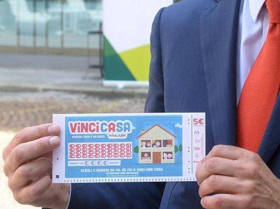 Parma, azzecca la combinazione e vince una casa 