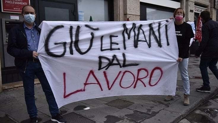 Blocco dei licenziamenti, parte il conto alla rovescia: ma l’intesa tra i partiti è lontana 