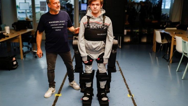 Un padre costruisce un robot per aiutare il figlio a camminare
