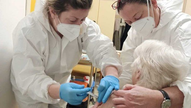 Covid, in Piemonte la campagna vaccini per gli over 80 parte il 21 febbraio: ecco le regole 