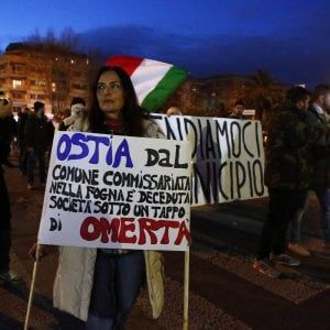 Roma, troppo sottile la linea che divide i manifestanti di Ostia