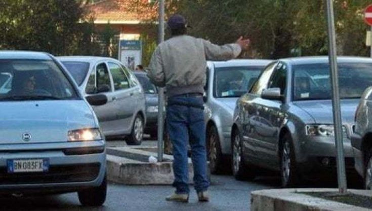 Parcheggiatori abusivi 'recidivi' emessi quattro Dacur