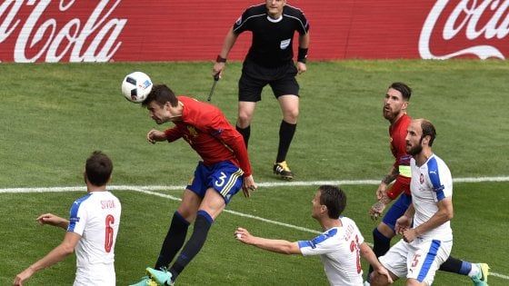 Spagna-Repubblica Ceca 1-0: Iniesta inventa, Piquè decide