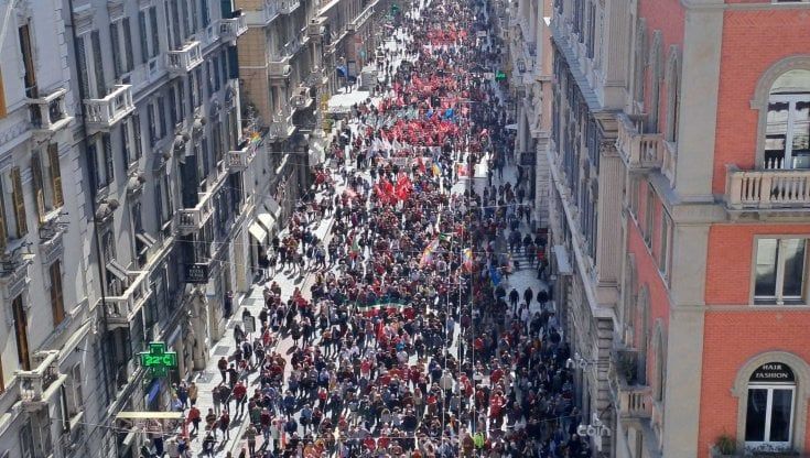 Genova, folla in corteo per il 25 aprile. Fischi in piazza a Bucci e Toti