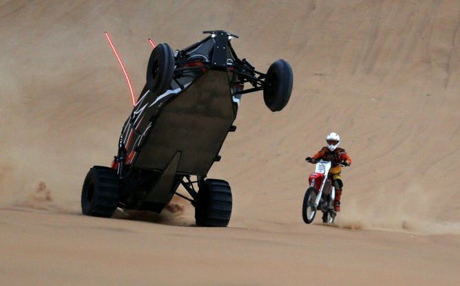 Dakar, le auto impennano come moto