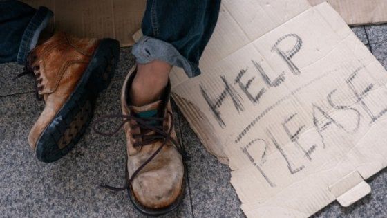 'La scarpa sospesa', a Foggia i cittadini comprano calzature ai poveri della città: "Tante le offerte arrivate"