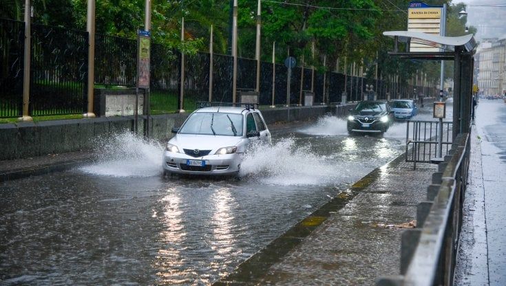 Maltempo: lunedì scuole chiuse a Napoli, danni nel Casertano, collegamenti difficili per Ischia e Procida. Ferma la Circumflegrea