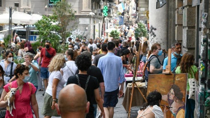 Campania, da lunedì mascherine non più obbligatorie. Ma De Luca pensa a un nuovo provvedimento