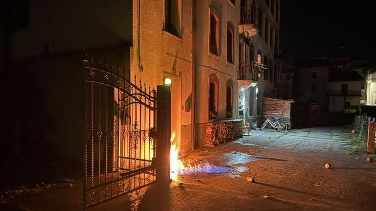 Molotov contro un cronista veneto: “Difese il parroco di Caivano”