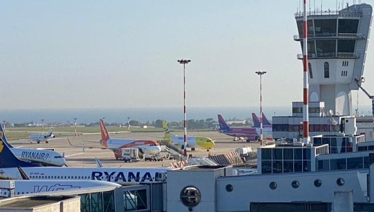 Forza porta di sicurezza e corre ubriaco sulla pista dell'aeroporto, attimi di panico a Bari: preso