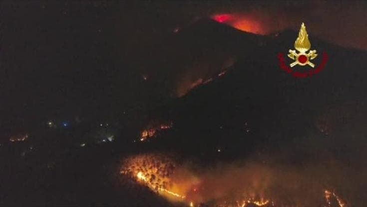Incendio del Monte Faeta, i vigili del fuoco monitorano i focolai con i droni