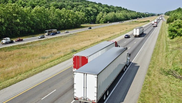 Crisi del trasporto merci su strada: in arrivo un Bluebook con 17 soluzioni per il largo consumo
