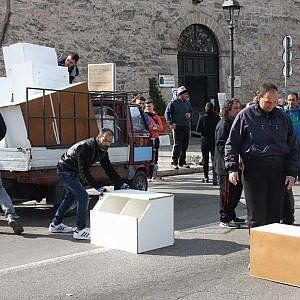 Taranto, i 'ferrivecchi' protestano e bloccano il ponte girevole: traffico in tilt