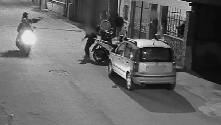 Agguato tra cugini a Gela: quattro colpi di pistola in strada, arrestato un diciannovenne