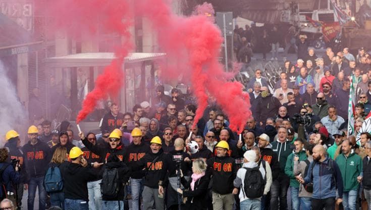 Ex Ilva, l’azienda chiede la cassa a Cornigliano per 870 su 917, Fiom e Fim: “Schiaffo alla città”