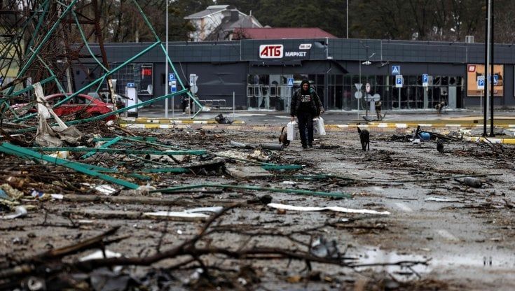 Massacro a Bucha, le reazioni. Draghi: "La Russia ne renderà conto". Letta: "Embargo completo su petrolio e gas"