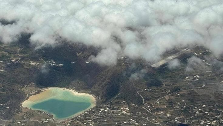 Pantelleria, aeroporto bloccato per la nebbia: rientrano i mille passeggeri bloccati