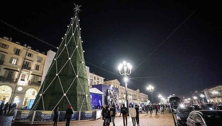 Da "Broccolo" a "Cono gelato" la rete si scatena: fioccano i nomignoli per l'albero di Natale di Torino