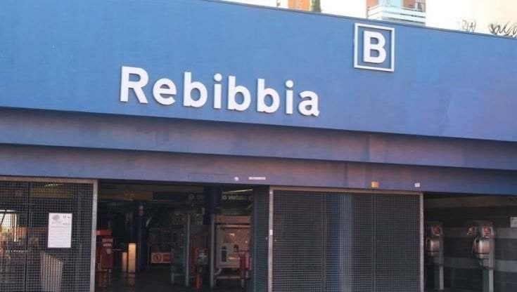Prende a colpi di machete un ragazzo a Rebibbia: 38enne arrestato per tentato omicidio 
