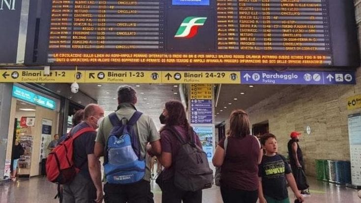 Frecciarossa si ferma per guasto elettrico, circolazione interrotta: ritardi di ore e disagi sulla Roma-Napoli. I passeggeri a Termini: “Abbandonati a noi stessi”