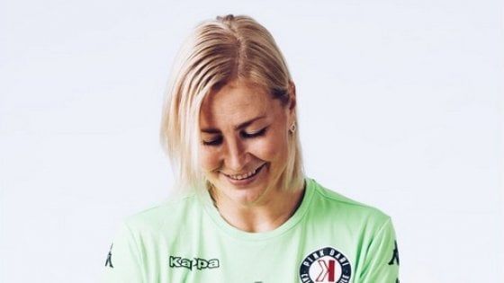 Calcio donne, Paula il portiere della Pink Bari: "Così il pallone ha guarito la mia leucemia"