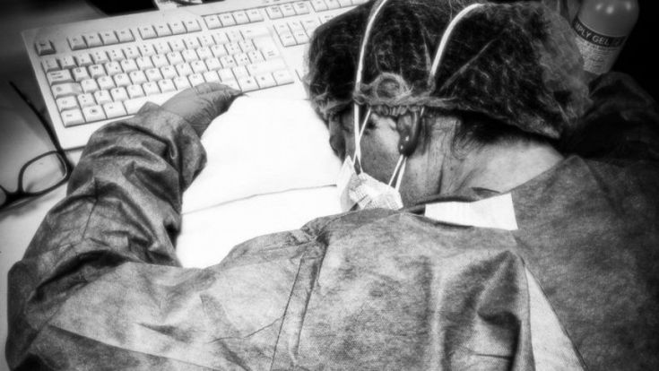 Coronavirus, l’infermiera della foto simbolo: “Scusate se sono crollata prima della fine del turno”
