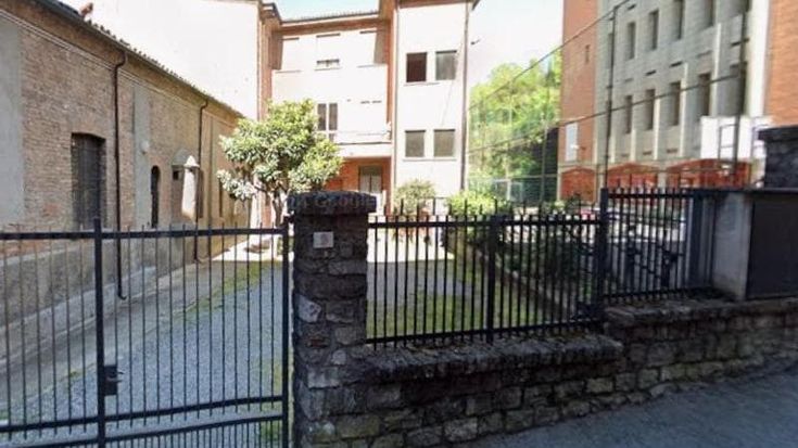 Bimba di 3 anni trovata morta in casa, arrestata la madre