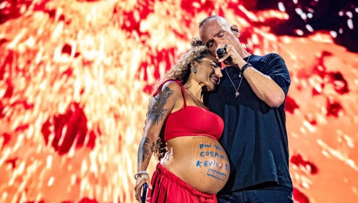 Ramazzotti, al Maradona bacio al pancione di fan incinta: “Napoli, ti amo”. Lei: “Lo chiamerò Eros”
