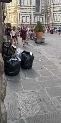 Firenze, slalom fra i cartoni dei rifiuti in centro storico