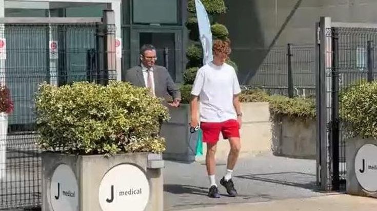 Sinner, il check-up è ok. Sette giorni senza racchetta dopo le fatiche sull'erba