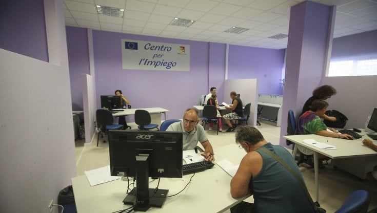Reddito di cittadinanza, in tilt i Centri siciliani per l'impiego: negli elenchi solo un disoccupato su 8