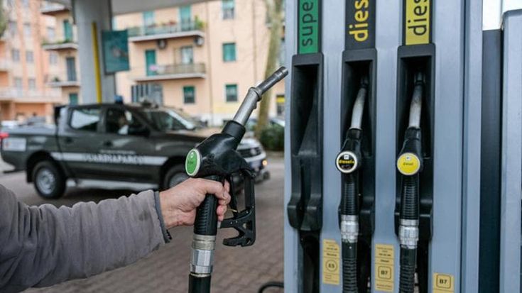 Decreto carburanti: sul tavolo taglio accise, stretta antispeculatori, aiuti ai camionisti