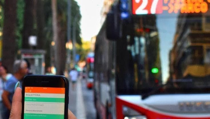 Bari, tessere per il bus a 20 euro prorogate fino a dicembre: ultimo rinnovo prima del Brt