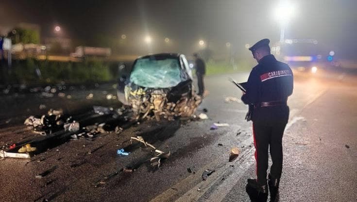 L’auto in fiamme dopo lo schianto frontale: muore a 25 anni, gravissima la sorella