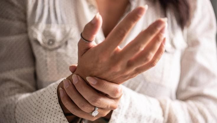 Le donne sentono più dolore degli uomini, in tutto il corpo: lo studio