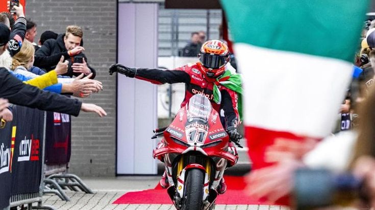 Nicolò Bulega sa solo vincere: chi è il pilota italiano che sta dominando il campionato Superbike