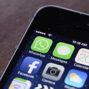 WhatsApp mania, "fino a 12 volte l'ora": la chat pu&ograve; dare dipendenza