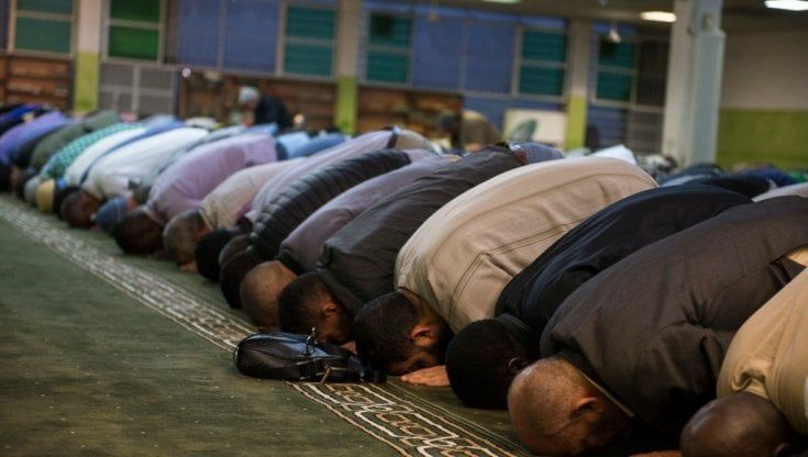 La mossa di FdI: niente moschee nei garage e magazzini. L'opposizione: "Incostituzionale"