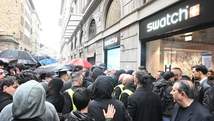 Spintoni e ressa davanti al negozio Swatch per i nuovi orologi della collezione Audemars Piguet