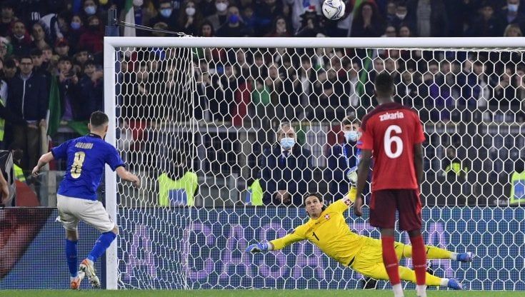 Italia-Svizzera 1-1: Di Lorenzo risponde a Widmer, Jorginho sbaglia un rigore al 90'. Gli azzurri si giocano tutto a Belfast
