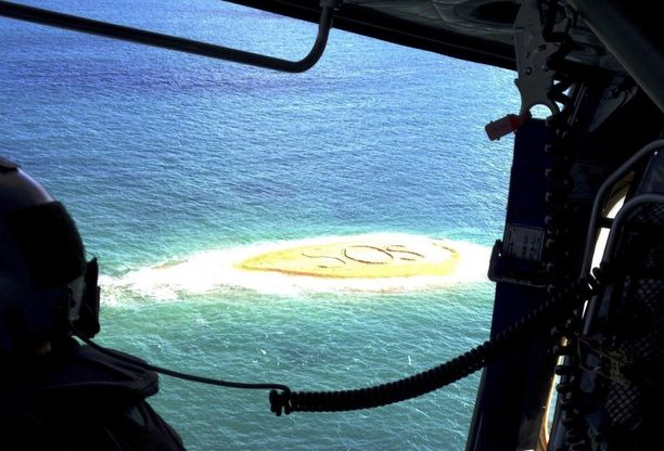 Intrappolati su un'isola deserta, scrivono Sos sulla sabbia: salvi