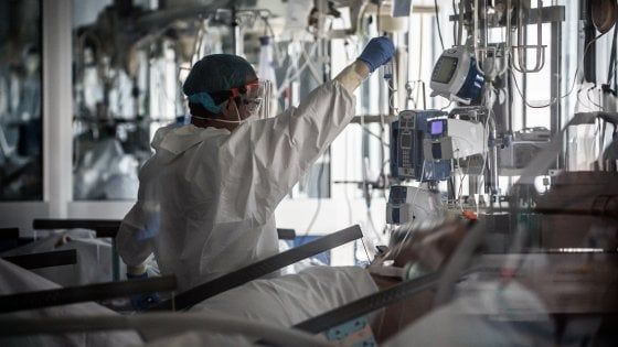 Coronavirus in Lombardia, superati i 10 mila morti, ma diminuiscono i malati gravi