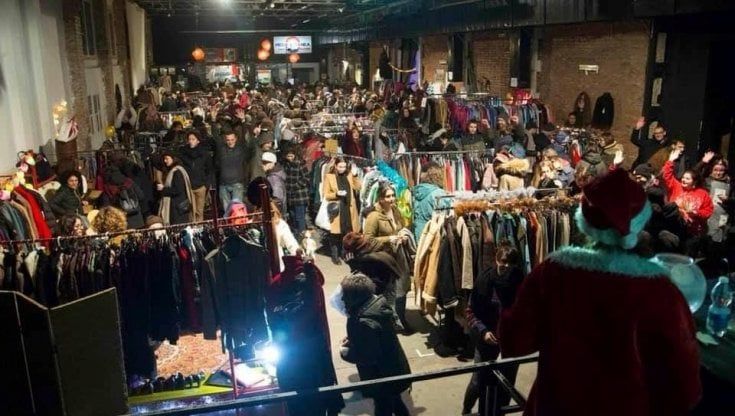Il mercato del riuso al Tpo, la seconda vita degli abiti: "Banchetti fatti dai liceali"