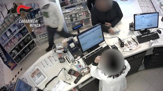 Presa banda di rapinatori seriali di sale slot e farmacie tra Milano e la Brianza: gli arresti grazie a una impronta
