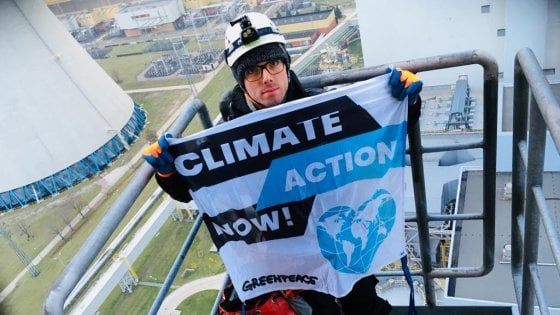 Polonia, attivisti Greenpeace scalano la più grande centrale a carbone d'Europa