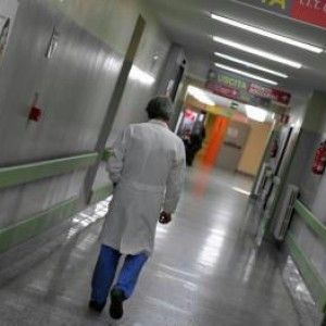 Crema, tre indagati per la bambina di un anno morta in ospedale dopo l'anestesia