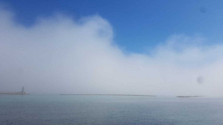 Bari, il lungomare 'scompare' per pochi minuti nella nebbia