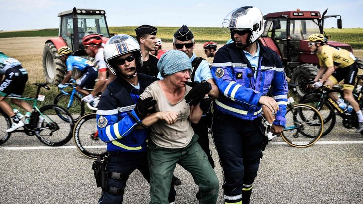 Spray urticanti e discese a 93 kmh: una giornata al Tour della psicosi