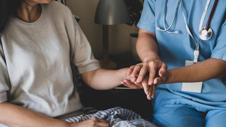 In Italia oltre 3 milioni di donne non lavorano per occuparsi di anziani e bambini
