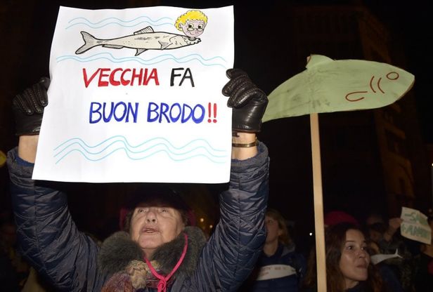 Parma, cartelli e striscioni: la piazza delle "sardine" - Foto 